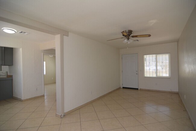 Building Photo - Charming 1 Bedroom 1 Bath House! Great Central Tucson Location!