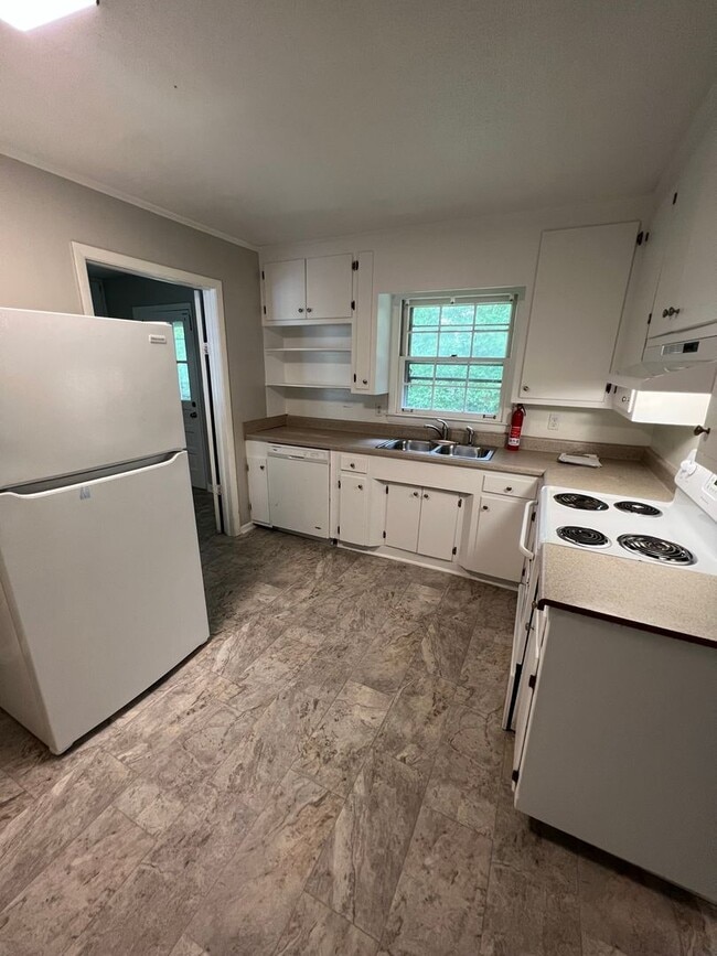 Building Photo - Brentwood Home close to UGAs Vet School