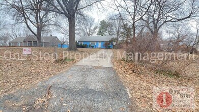 Building Photo - Charming 3-bedroom, 1.5-bathroom in Kansas...