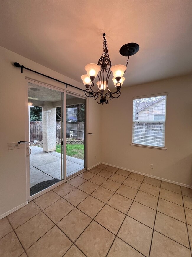 Building Photo - 770 W Brittany Ln