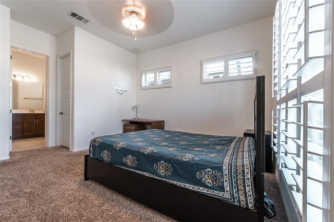 Building Photo - 2913 Zelma Dr