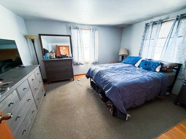 Building Photo - 4932 Sutton Ln