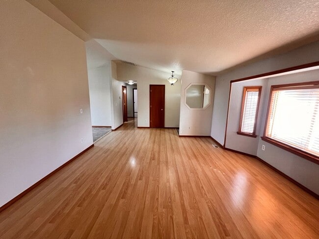 Building Photo - 3Bed 2Bath Single Level Avail. April 7th Move-In