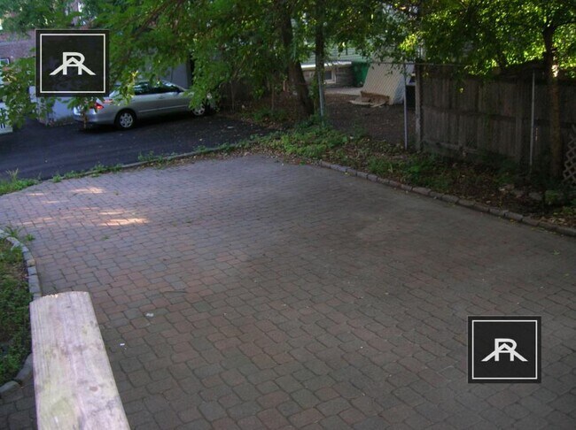 Building Photo - 4 bedroom in Newton MA 02458