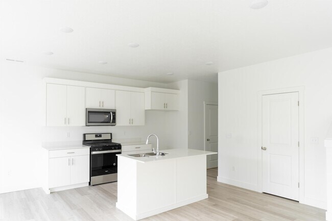 Building Photo - 48 410 W