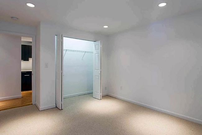 Building Photo - 107 Queensberry St