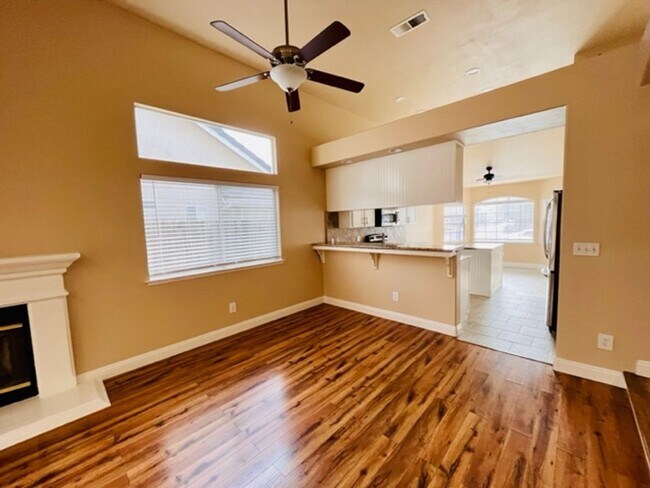 Building Photo - $2,495 Maple & Behymer, 3 Bedroom Home - N...