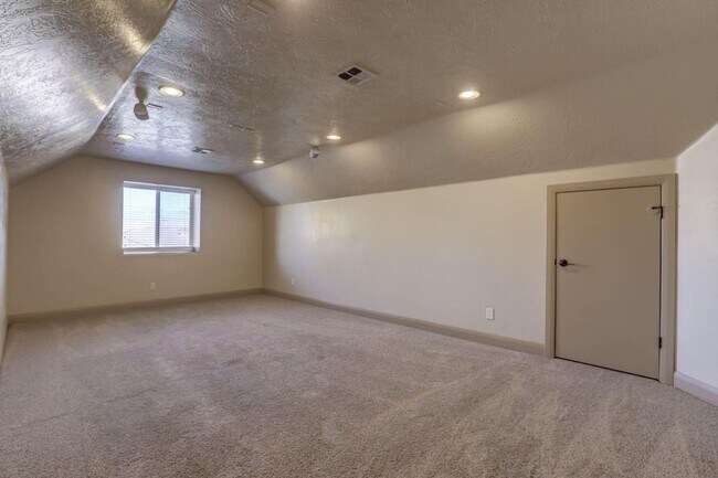Building Photo - Beautifully Designed 5 Bedroom Home in Was...
