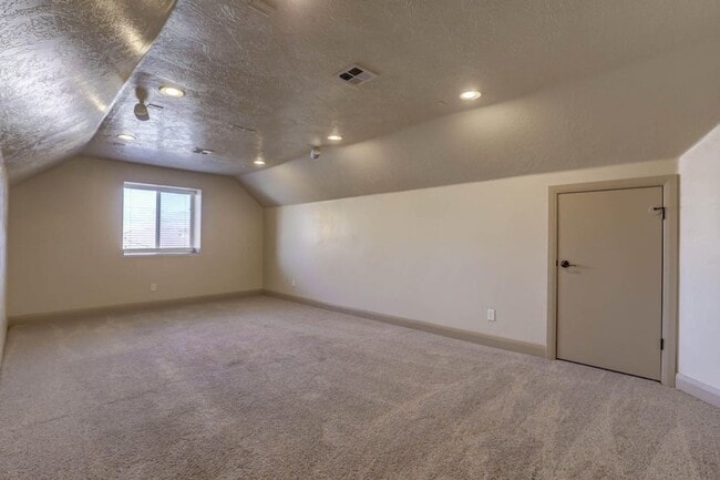 Building Photo - Pet Friendly! Beautifully Designed 5 Bedroom Home. 6 Month Lease!