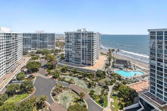 Building Photo - 1750 Avenida Del Mundo
