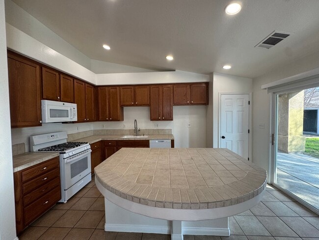 Building Photo - Spacious SW home with an office!