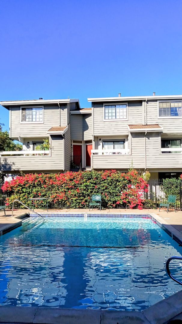 Building Photo - Refurbished Condo on 1st Floor With Laundry, Patio, Garage; Next to Pool!