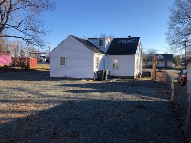 Building Photo - Four bedroom, 2 bath house in Burlington