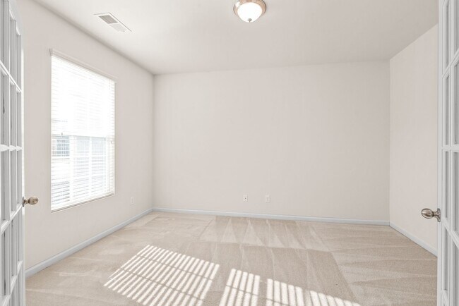 Building Photo - 3 Bedroom Home in Belmont!