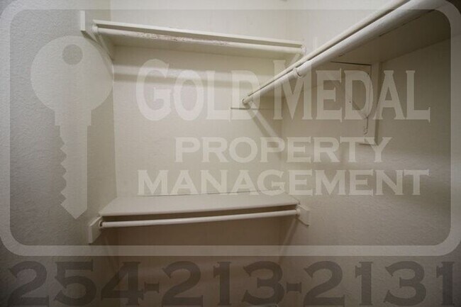 Building Photo - 3304 Hereford Ln