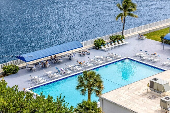 Building Photo - 600 Parkview Dr