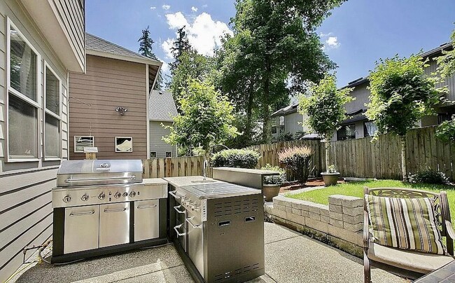 Building Photo - 3 Bed, 2.5 Bath Tigard Home with Entertain...
