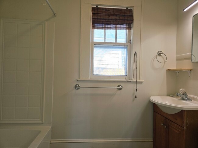 Building Photo - 12 E Chestnut St