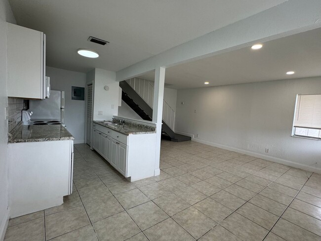 Building Photo - ** Sweeeet Deal! 2 Bedroom 1 Bath** Hablam...
