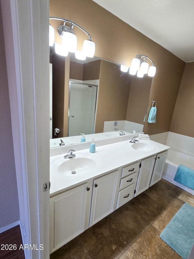 Building Photo - 3032 E Wahalla Ln