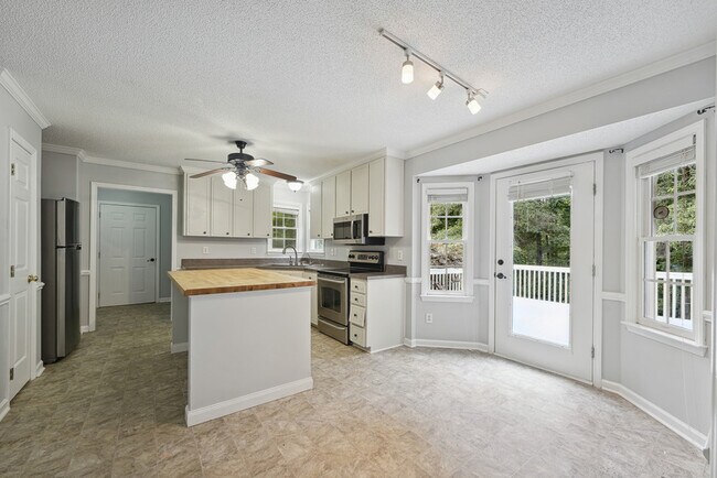 Building Photo - 223 Wintergreen Dr