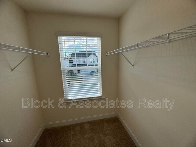 Building Photo - 37 Bluebell St