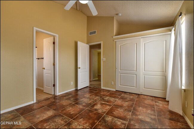 Building Photo - 683 Teichelkamp Dr