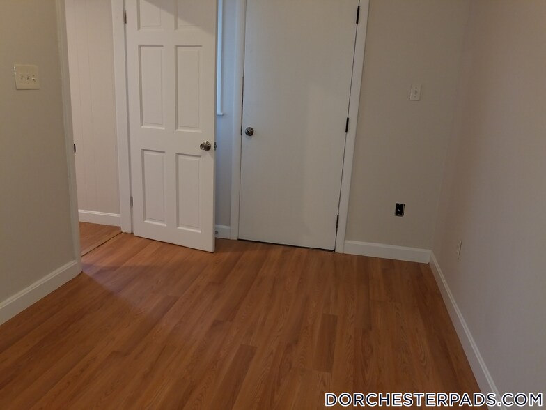 Building Photo - 105 Buttonwood St