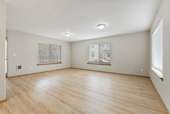 Building Photo - 5Bed/2.5 Bath House available