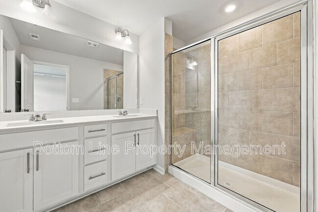 Building Photo - 5811 Woodlawn Dr