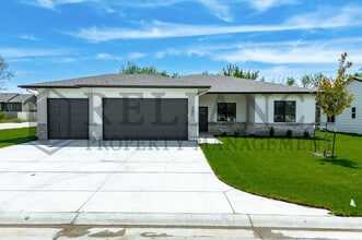 Building Photo - 601 E Elmwood St