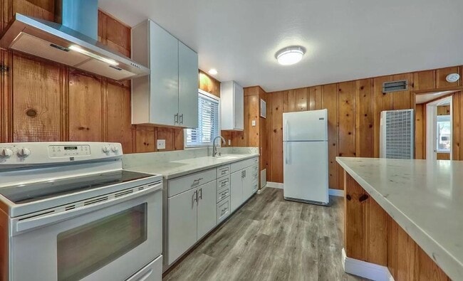 Building Photo - *LONG TERM RENTAL*