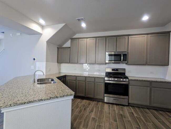 Building Photo - 196 Martha Ln