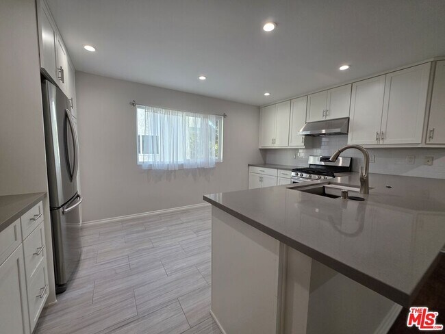 Building Photo - 4866 1/2 McConnell Ave