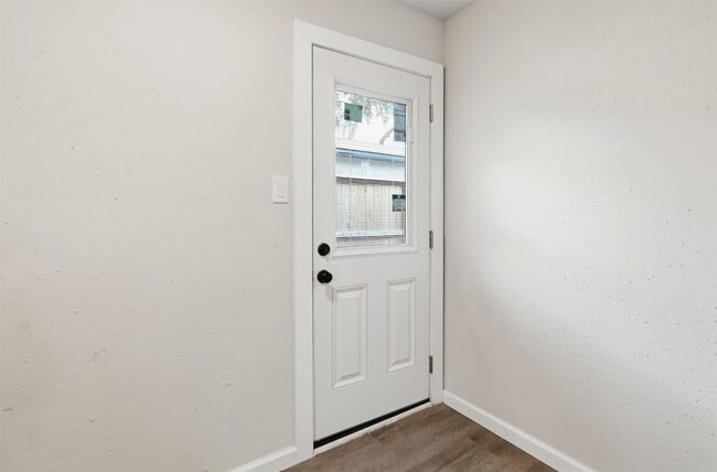 Building Photo - 4767 Beechaven St