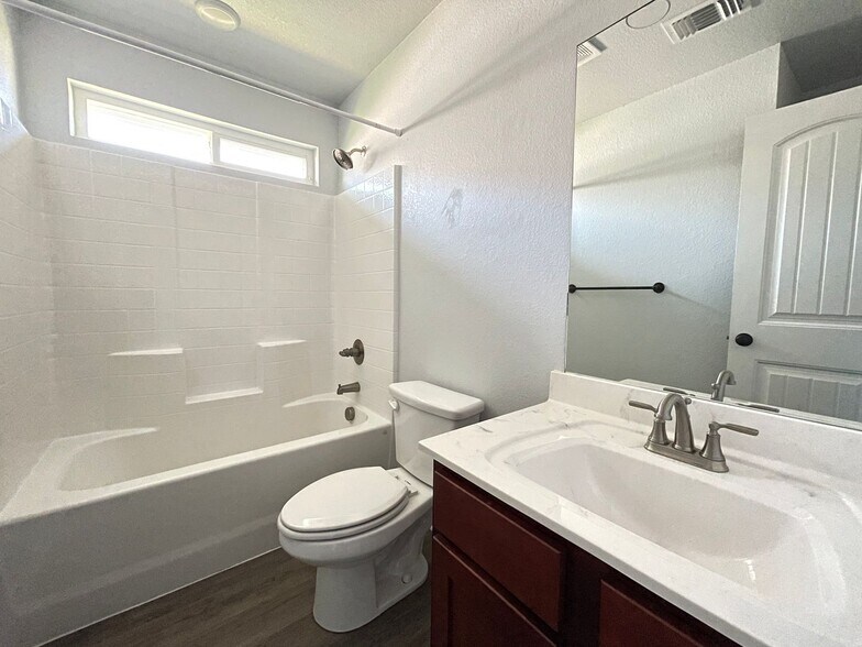 Building Photo - 808 Hickok Dr