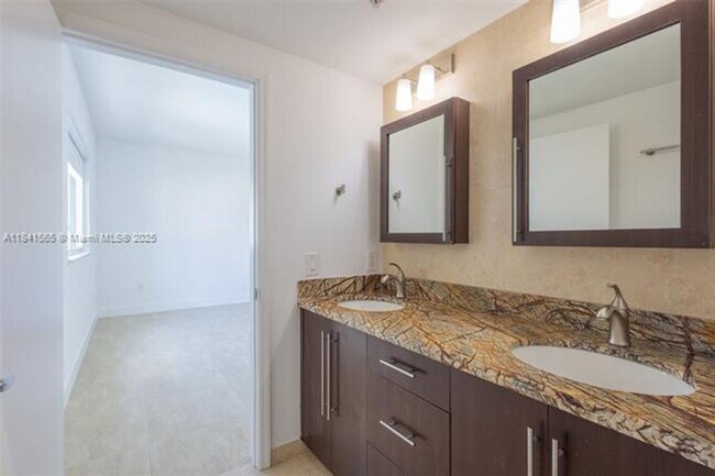 Building Photo - 50 Ocean Ln Dr