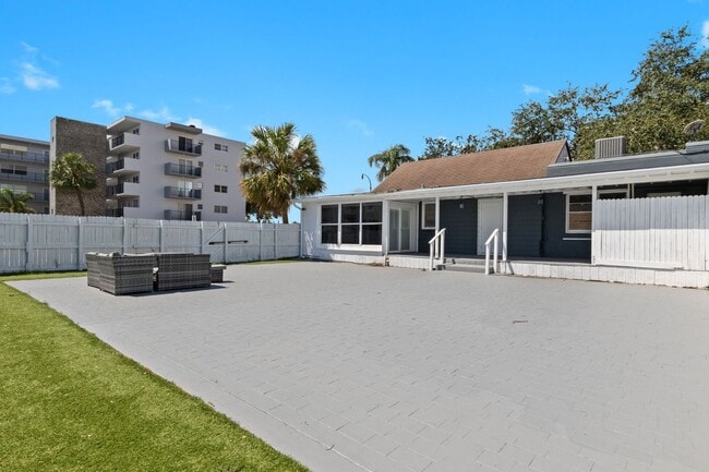 Building Photo - Charming 2-Bedroom Single-Family Home with...