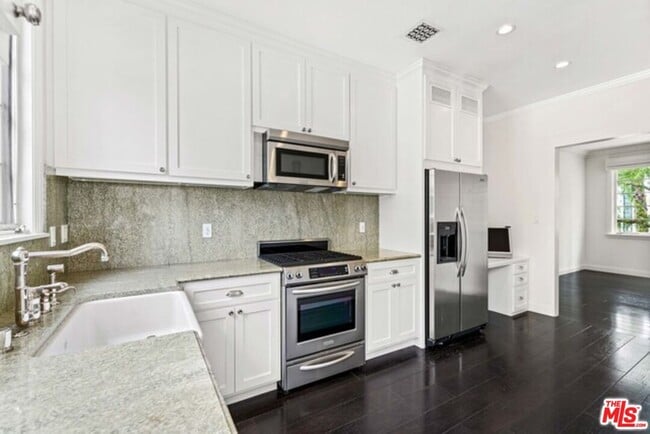Building Photo - 9233 Doheny Rd