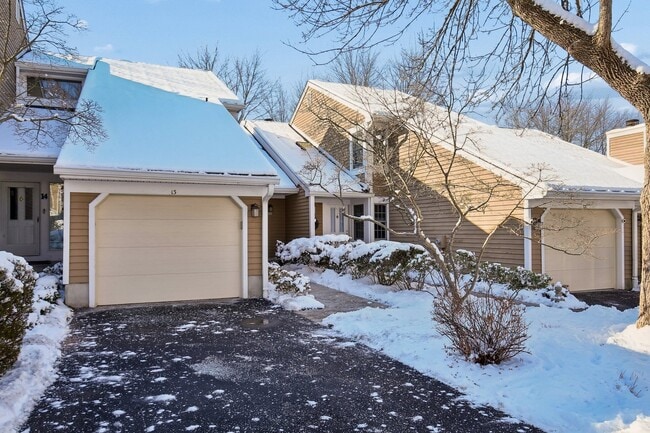 Building Photo - 13 Eton Ct