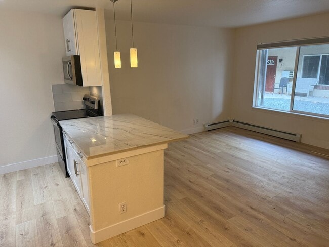 Building Photo - Available NOW! Updated 1 Bedroom 1 Bath Condo for Rent in Jefferson Park