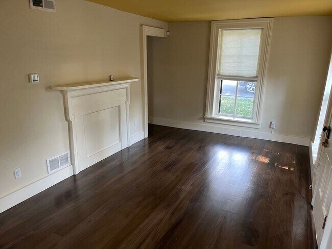 Building Photo - 918 Van Buren St