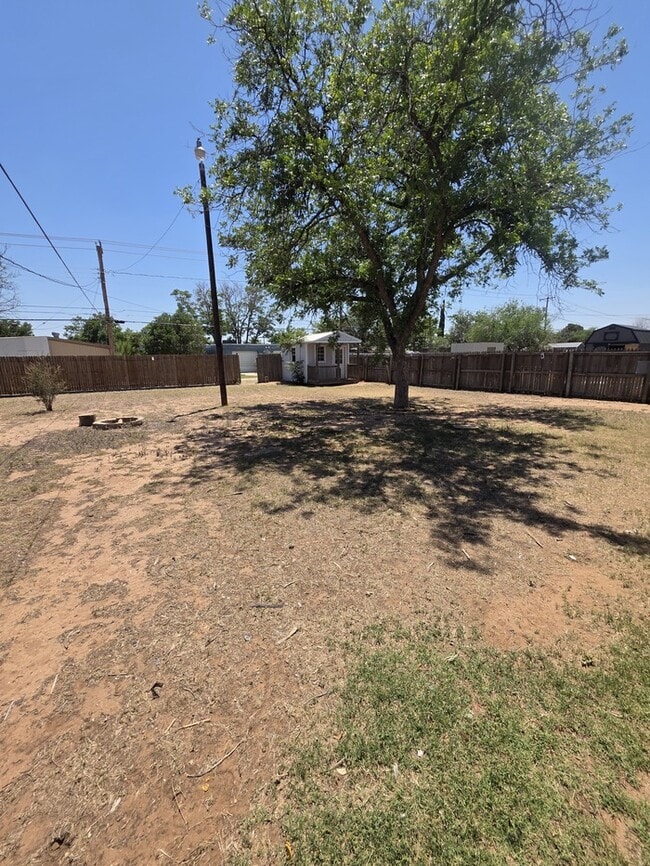 Building Photo - 3 bed 1.5 bath home, large backyard!