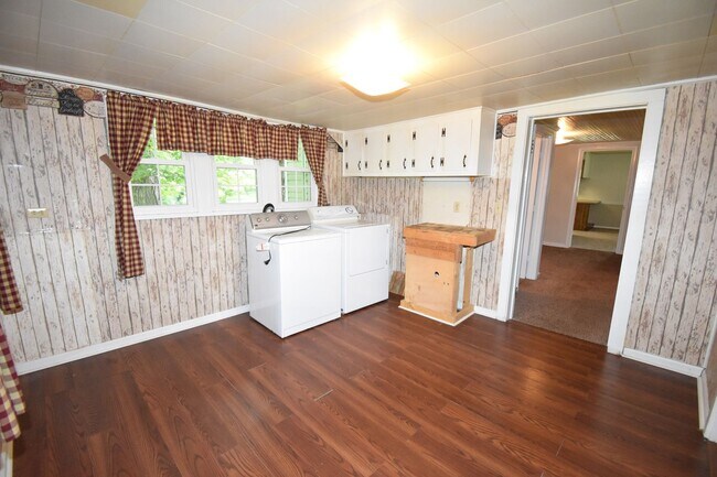 Building Photo - 2 Bedroom Home For Rent in The County!