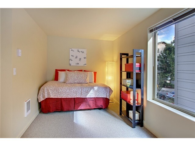 Building Photo - 3 bed/2.5 bath U-District Townhome