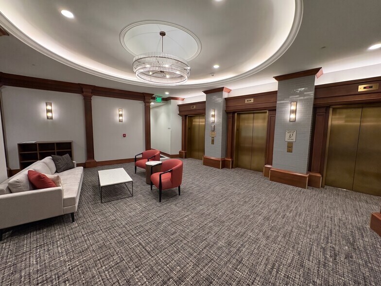 Lobby - 360 W Washington Ave