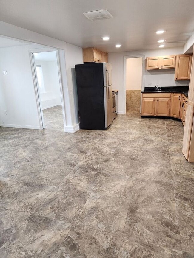 Building Photo - 1/2 OFF 1st Month! Imperial Beach, Spacious 1BR/1BA Unit only 1 Block from the beach!