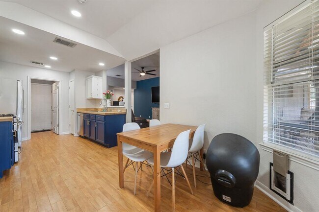 Building Photo - 301 Zebra Dr