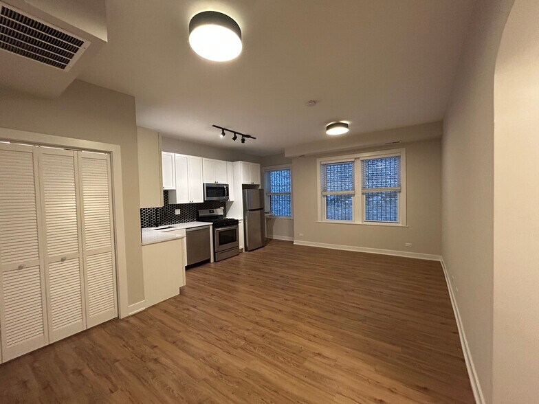 Building Photo - 648 W Wrightwood Ave