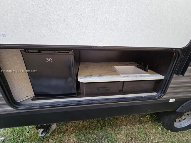 Building Photo - 604 SE 12th Ter